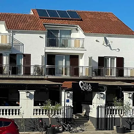 Restaurant Sjor Luka ホテル トゥラニ